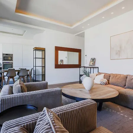 Modernist - Centre - Mobility Lease Apartment *